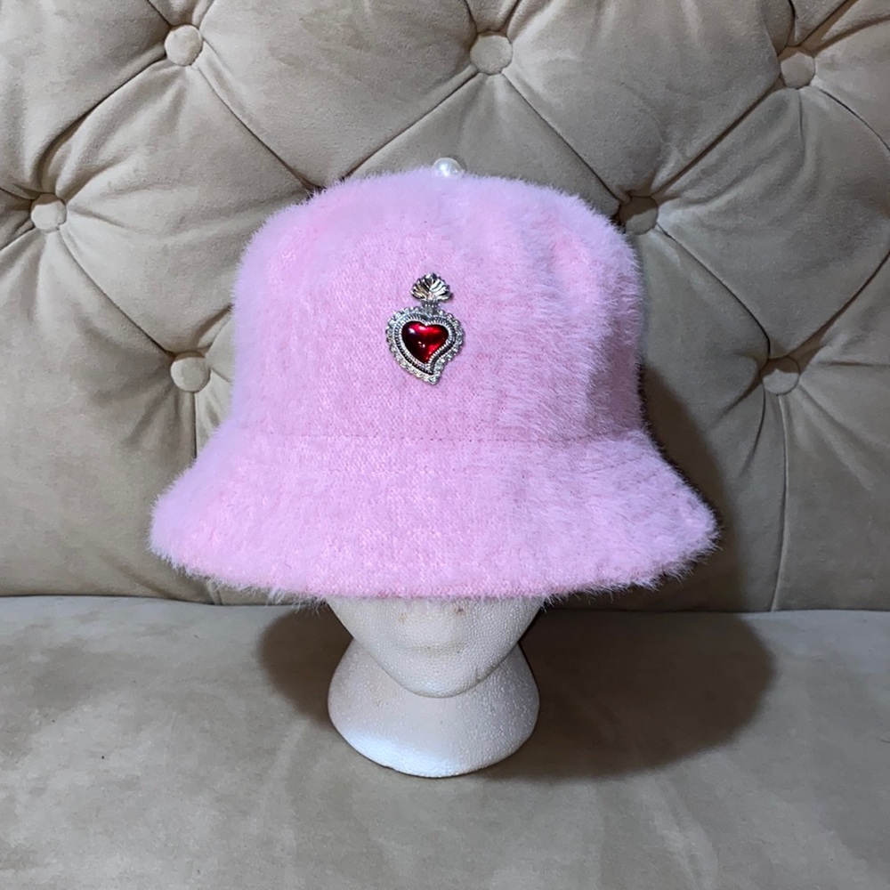 (Bucket hat)furry pink.The brand“WhenSmokeClears”.